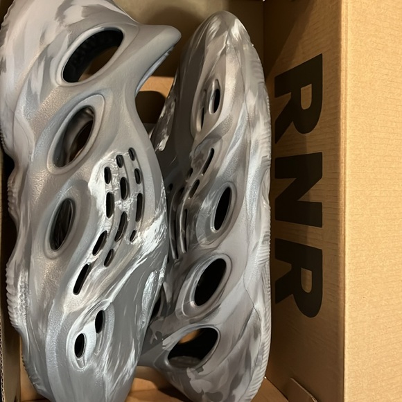 Yeezy FOAM RNR Granite - Picture 4 of 4